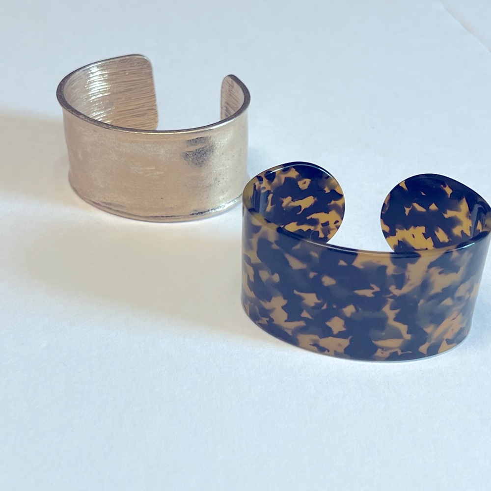 Set of two costume jewelry cuffs